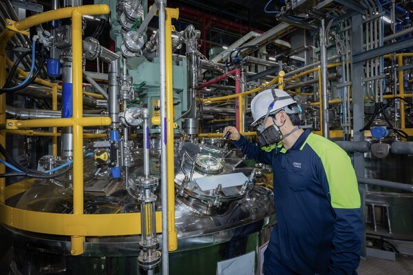 포스코퓨처엠이 10일 연산 4만5000톤 규모의 광양 전구체 공장 준공식을 개최했다. 사진은 광양 전구체 공장에서 직원이 제조 공정을 확인하고 있다. /사진=포스코퓨처엠