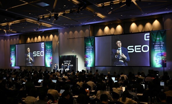 10일 개최된 Gen AI SEOUL 2025 컨퍼런스에서 한국앤컴퍼니(주) 김성진 전무가 강연을 진행하고 있다. /사진=한국앤컴퍼니그룹