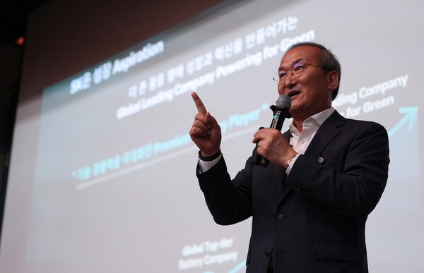 SK온은 한국과학기술원(KAIST, 이하 카이스트)에서 CEO 특강을 개최했다고 11일 밝혔다. 행사는 지난 10일 대전 카이스트 KI빌딩 퓨전홀에서 열렸다. 사진은 이석희 CEO가 강연하고 있다. /사진=SK온