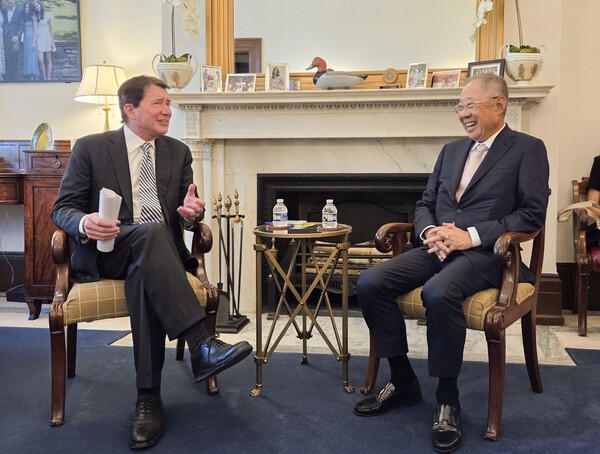 류진 한국경제인협회 회장이 11일(미 워싱턴 현지시각 기준) 워싱턴D.C.에서 빌 헤거티 상원의원(공화, 테네시)을 만나 주요현안과 양국 경제발전 방안에 대해 논의했다. /사진=한경협