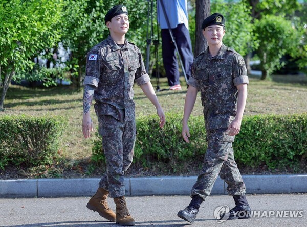 육군 병장으로 만기 전역한 BTS 지민과 정국이 11일 경기 연천군 연천공설운동장에서 열린 기념행사에 참석했다. /사진=연합뉴스