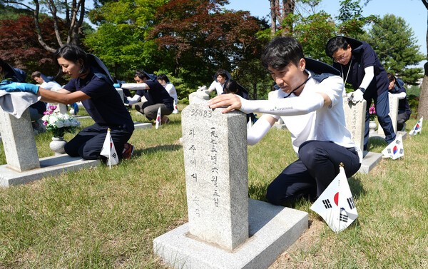 HS효성이 호국보훈의 달을 맞아 11일 국립서울현충원을 찾아 현충탑을 참배하고 묘역 정화 활동을 실시했다. /사진=HS효성