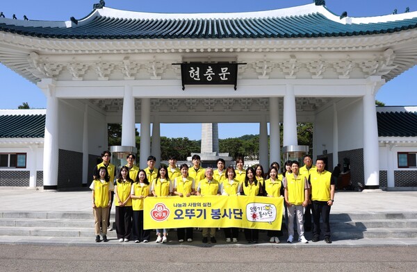 오뚜기는 호국보훈의 달을 맞아 지난 11일 국립서울현충원을 찾아 묘역 정화 봉사활동을 실시했다, /사진=오뚜기