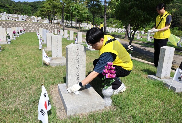 오뚜기는 호국보훈의 달을 맞아 지난 11일 국립서울현충원을 찾아 묘역 정화 봉사활동을 실시했다, /사진=오뚜기