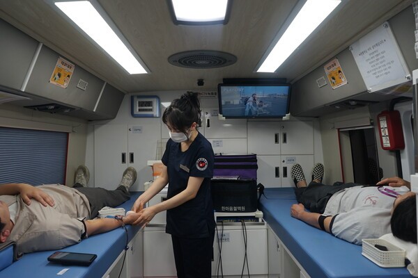 세계 헌혈자의 날을 앞두고 서울 마곡 더넥센유니버시티(넥센타이어 중앙연구소)에서 진행된 헌혈 캠페인에 넥센타이어 임직원이 참여하고 있다. /사진=넥센타이어