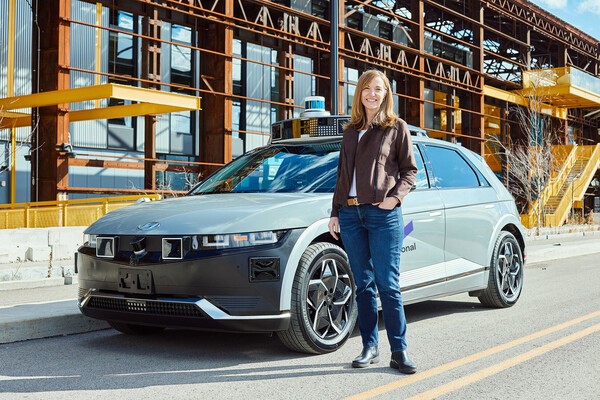 로라 메이저 사장이 현대차 아이오닉 5 로보택시 앞에서 포즈를 취하고 있다.                   /사진=현대차그룹