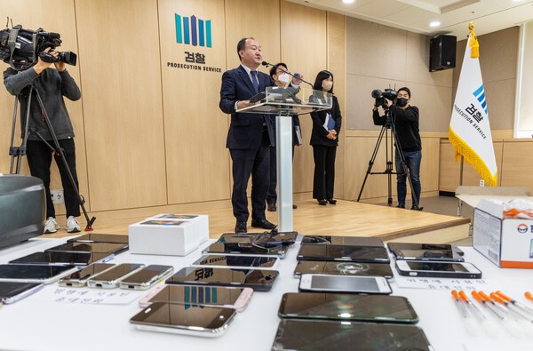 지난 2022년 서울 송파구 서울동부지검에서 열린 조직폭력배ㆍ마약사범이 낀 '보이스피싱' 범죄 조직 적발 브리핑에서 범죄 사실에 관해 설명하고 있다. /사진=연합뉴스