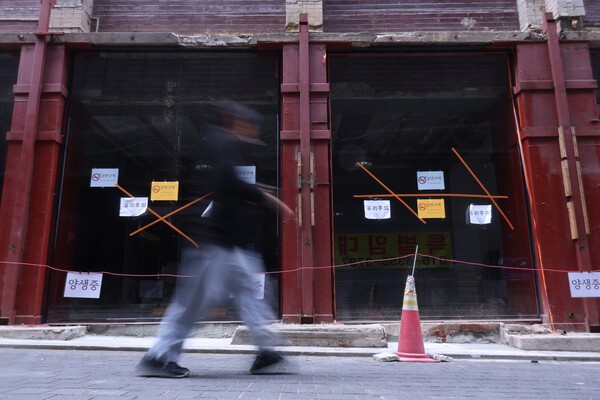 은행에서 빌린 돈을 갚지 못하는 한계 기업과 가계가 빠르게 늘어나고 있는 것으로 16일 나타났다. 사진은 지난 5월 18일 서울 명동거리의 한 공실 상가 모습. /사진=연합뉴스