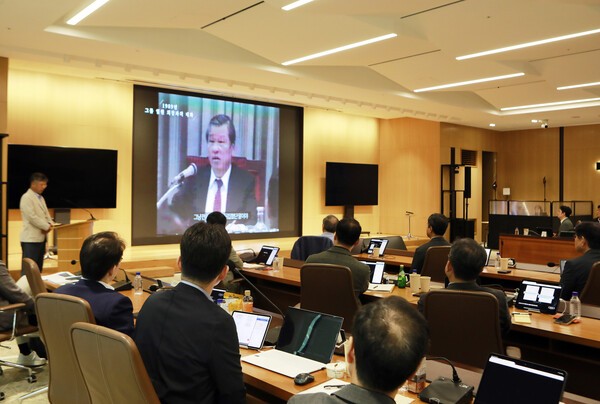 2025 SK 경영전략회의에 참여한 SK 경영진이 최종현 선대회장의 육성을 들으며 SKMS 철학과 정신을 되새기고 있다. /사진=SK그룹