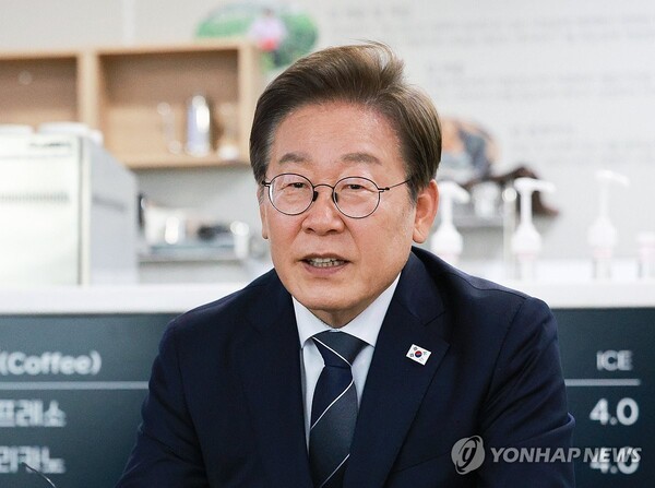 이재명 대통령이 취임 후 첫 해외 방문으로 16∼17일 캐나다에서 열리는 주요 7개국(G7) 정상회의에 1박 3일 일정으로 참석한다. 이 대통령이 지난 13일 경기도 파주시 장단면 행정복지센터에서 접경지 주민 간담회를 하고 있다./사진=연합뉴스