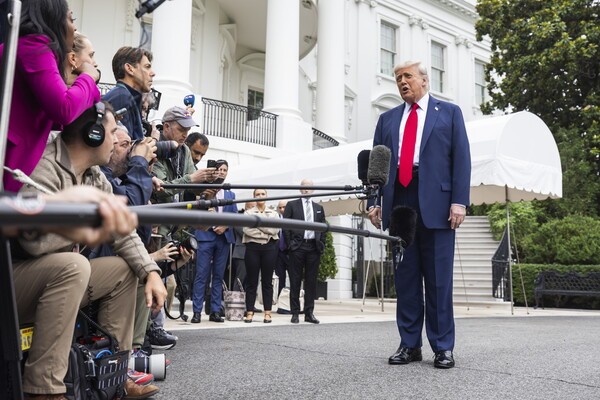 취재진과 문답하는 트럼프. /사진=연합뉴스 로이터