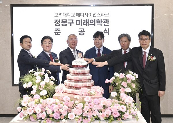 정몽구 미래의학관 준공식 참석한 정의선 현대차그룹 회장(왼쪽 세번째) / 사진=현대차그룹