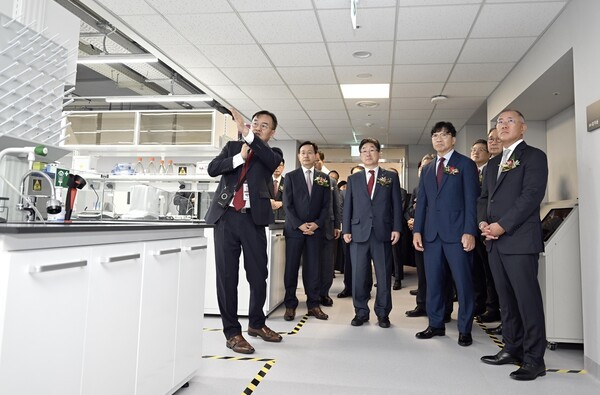 정몽구 미래의학관 준공식 참석한 정의선 회장(오른쪽) / 사진=현대차그룹