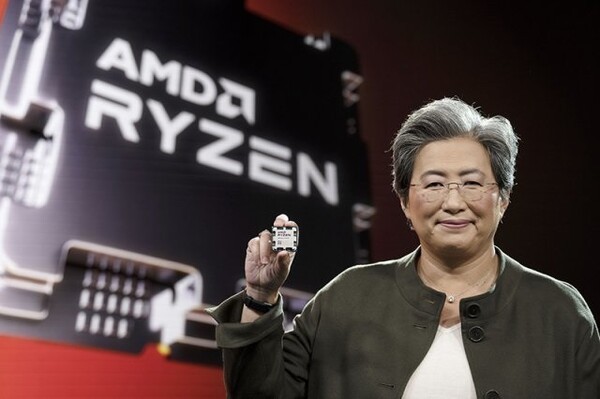 AMD CEO 리사 수 박사가 AMD 라이젠 7000 시리즈 프로세서를 들고 있다. /사진=AMD