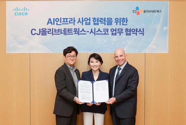 CJ올리브네트웍스가 시스코코리아와 함께 GPU기반의 AI 인프라 사업 확대를 위한 전략적 업무협약을 체결했다. (왼쪽부터) CJ올리브네트웍스 유인상 대표, 시스코코리아 최지희 대표, 시스코 APJC 지역 데이브 웨스트 총괄사장.