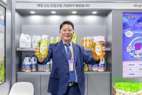 '2025 디지털 유통·물류대전'에 참가한 (주)성진켐 김근태 대표가 자사 제품을 들고 포즈를 취하고 있다.