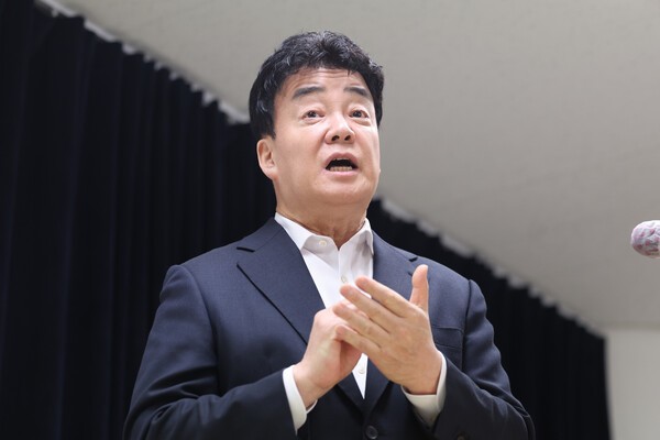 백종원 더본코리아 대표가 3월 서울 서초구 스페이스쉐어 강남역센터에서 열린 첫 정기 주주총회를 마친 뒤 언론 앞에서 입장 표명 및 질의 응답 시간을 갖고 있다. /사진=연합뉴스