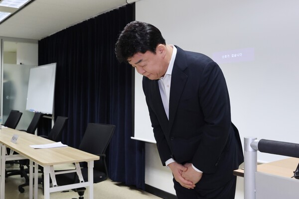 백종원 더본코리아 대표가 3월 서울 서초구 스페이스쉐어 강남역센터에서 열린 첫 정기 주주총회에서 주주들을 향해 사과하고 있다. /사진=연합뉴스