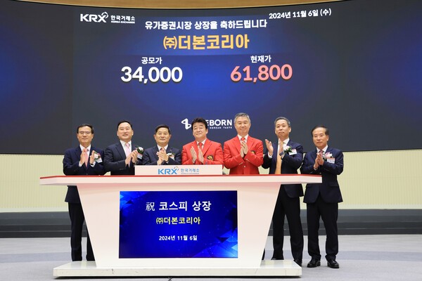 백종원·강석원 더본코리아 공동대표가 지난해 11월 서울 영등포구 여의도 한국거래소 홍보관에서 열린 더본코리아 코스피 상장 기념식에 참석해 시초가를 확인한 뒤 기념 촬영하고 있다. /사진=연합뉴스