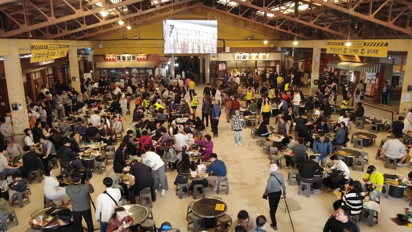 2023년 '백종원 효과'로 전국적인 명소로 떠오른 충남 예산시장이  각지에서 모여든 관광객들로 붐비는 모습. 예산시장은 그동안 문제로 지적됐던 울퉁불퉁하고 먼지 날리던 장옥 바닥을 다시 포장하고 공중화장실을 단장하는 등 한달 여간의 재정비 작업을 마치고  다시 문을 열었다. /사진=연합뉴스