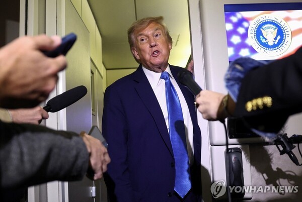 귀국하며 에어포스원에서 기자들과 대화하는 트럼프 미국 대통령 / 사진=연합뉴스