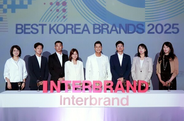 17일 그랜드 워커힐 서울 빛의 시어터에서 ‘브랜드 정반합(正反合)’을 주제로 개최된 ‘2025 베스트 코리아 브랜드’ 컨퍼런스가 열렸다. 사진 왼쪽부터 야놀자 김현정 CBO / 삼양식품 최의리 상무 / 쿠팡 이창현 상무 / LG전자 김효은 상무 / 인터브랜드 문지훈 글로벌 대표 파트너 / KB국민은행 박진영 상무 / LG이노텍 김윤주 전문위원 / 현대모비스 김은정 팀장. /사진=인터브랜드