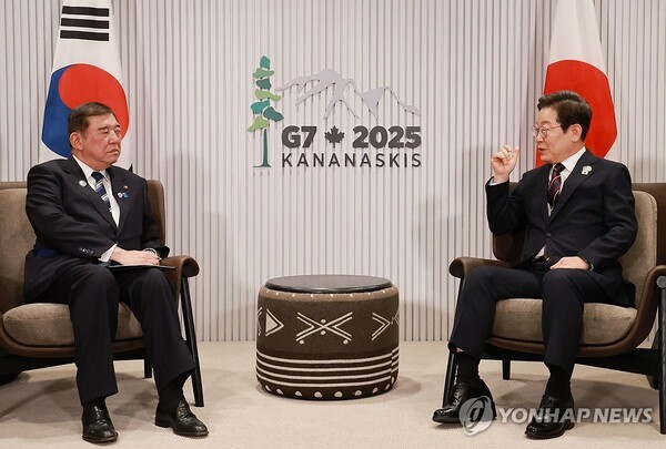 이재명 대통령이 17일(현지시간) 캐나다 앨버타주 캐내내스키스 주요 7개국(G7) 정상회의장에서 이시바 시게루 일본 총리와 한일 정상회담을 하고 있다./사진=연합뉴스