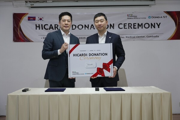 하이카디 지원 업무 협약식에서 동아에스티 정재훈 사장(사진 오른쪽)과 헤브론의료원 진은경 상임이사가 기념사진을 촬영하고 있다. /사진=동아제약