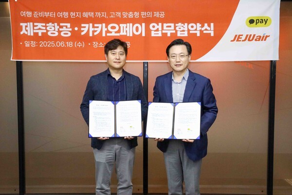 이배 제주항공 대표이사(사진 오른쪽)와 신원근 카카오페이 대표이사가 6월 18일 서울 강서구에 위치한 제주항공 서울지사에서 전략적 제휴 사업 추진을 위한 업무협약을 체결한 뒤 기념촬영을 하고 있다. /사진=제주항공
