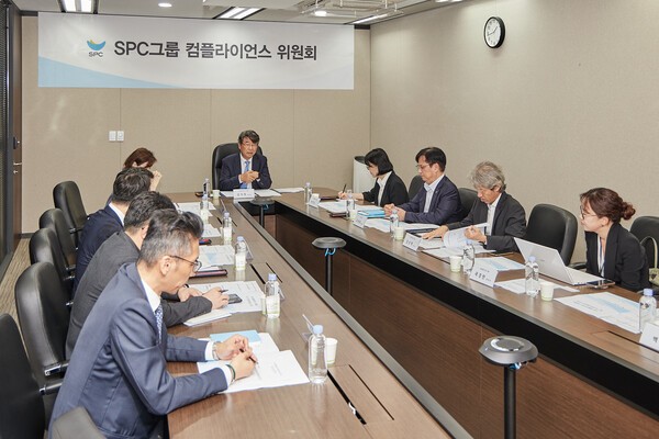 16일 서울 양재동 SPC1945 사옥에서 SPC 컴플라이언스 위원회가 발족식을 갖고 첫 회의를 진행하고 있다. 가운데가 김지형 위원장