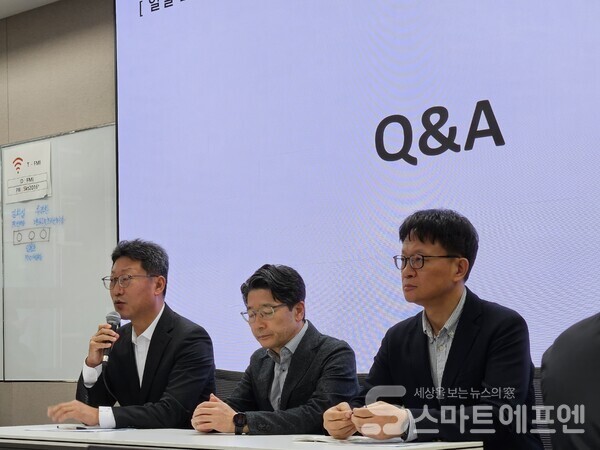 SK텔레콤 일일브리핑에 참석한 (왼쪽부터)김희섭 SK텔레콤 PR센터장, 임봉호 MNO 사업부장, 류정환 네트워크인프라센터장 /사진 양대규 기자