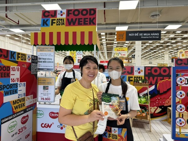 CJ그룹] 2024 CJ K FESTA 푸드 위크를 즐기는 베트남 소비자 /사진=CJ그룹