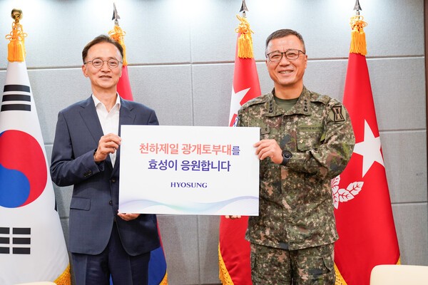 효성은 19일 육군 1군단 광개토부대를 찾아 이정원 효성 커뮤니케이션실장(왼쪽)과 주성운 육군 1군단장이 참석한 가운데 위문금을 전달했다. /사진=효성그룹