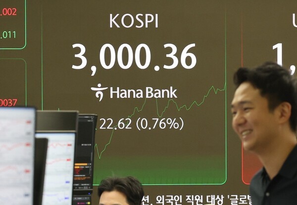 코스피가 장중 3000을 돌파한 20일 서울 중구 하나은행 딜링룸 / 사진=연합뉴스