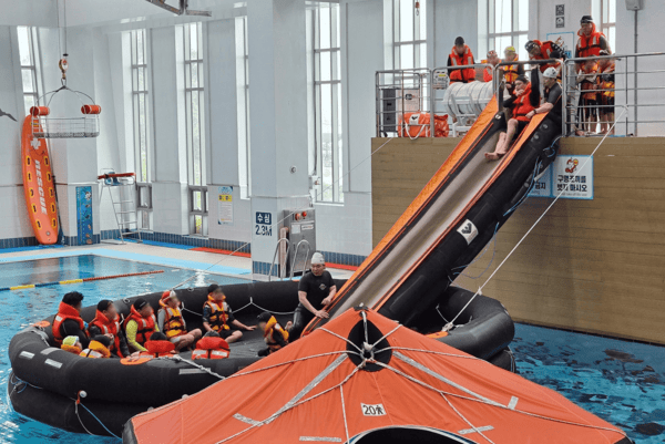 수중 안전체험 교육에 참여 중인 그룹홈 아동 /사진=광동제약