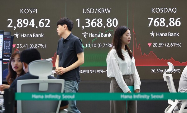 서울 중구 하나은행 본점 딜링룸 현황판. /사진=연합뉴스