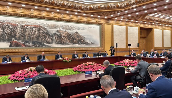 이재용 삼성전자 회장, 곽노정 SK하이닉스 대표이사 사장 등이 지난 3월 28일(현지시간) 중국 베이징 인민대회당에서 열린 시진핑 중국 국가주석과 글로벌 기업 최고경영자(CEO) 면담에 참석하고 있다. /사진=연합뉴스