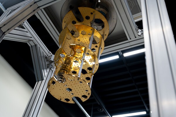 SDT가 '퀀텀코리아 2025'에서 국내 최초로 자체 제조한 극저온 냉각기 '크라이오랙(CryoRack)'을 공개한다.