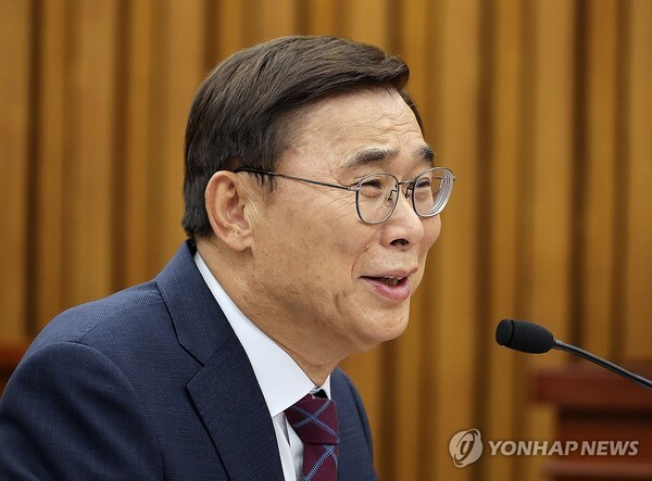 국회 정보위원회가 인사청문경과보고서를 채택한 이종석 국가정보원장 후보자가 지난 19일 서울 여의도 국회 정보위원회에서 열린 인사청문회에서 위원 질의에 답변하고 있다./사진=연합뉴스