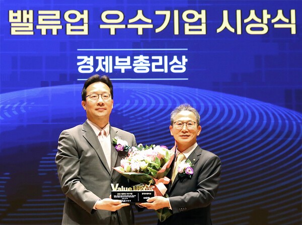 27일 서울 여의도 한국거래소에서 열린 밸류업 우수기업 시상식에서 양종희 KB금융그룹 회장(오른쪽)과 윤인대 기획재정부 차관보가 기념 촬영을 하고 있다. /사진=KB금융