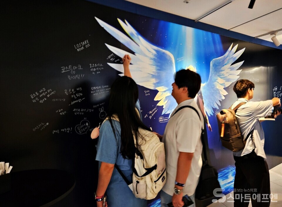 방명록을 작성하는 관람객들 /사진=양대규 기자