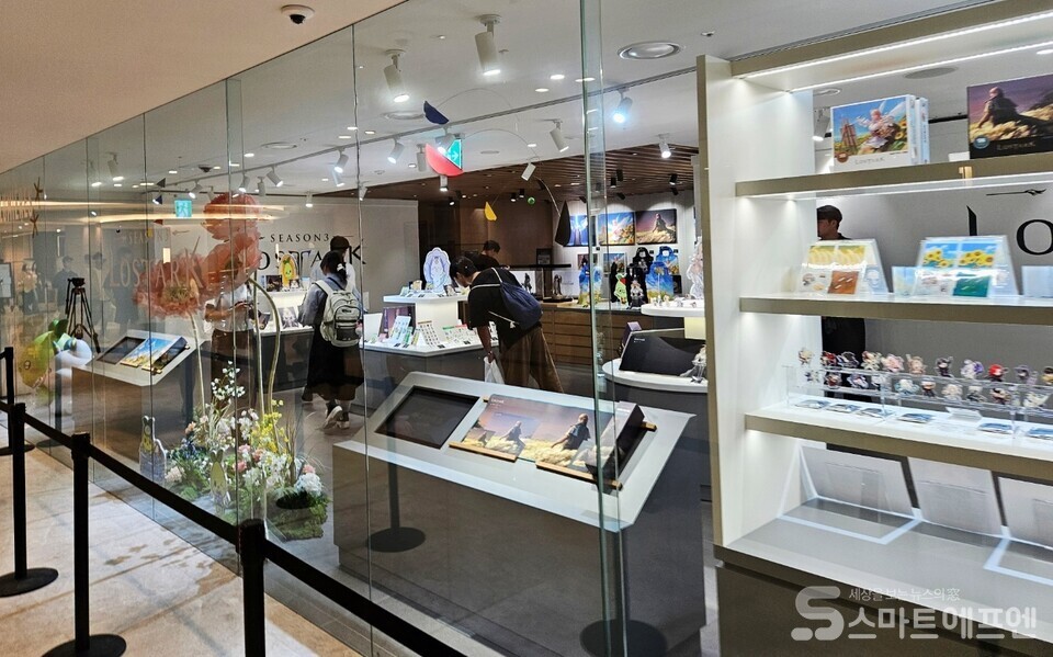 로스트아크 미디어아트전: 빛의 여정 굿즈샵  /사진=양대규 기자