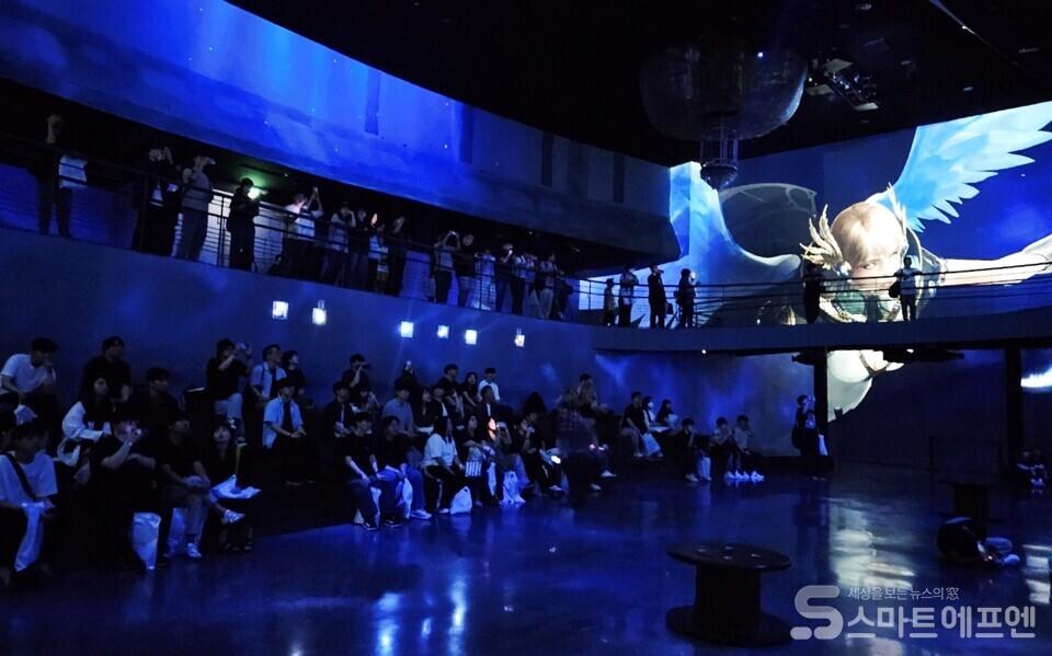 빛의 시어터에서 관람하는 관람객들 /사진=양대규 기자