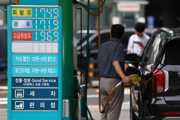 서울 시내 한 주유소에 표시된 유가 정보. /사진=연합뉴스