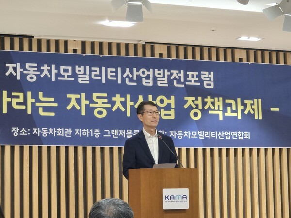 24일 서울 서초구 자동차회관에서 열린 자동차모빌리산업발전포럼에서 강남훈 협회장이 개회사를 하고 있다. /사진=김동하 기자