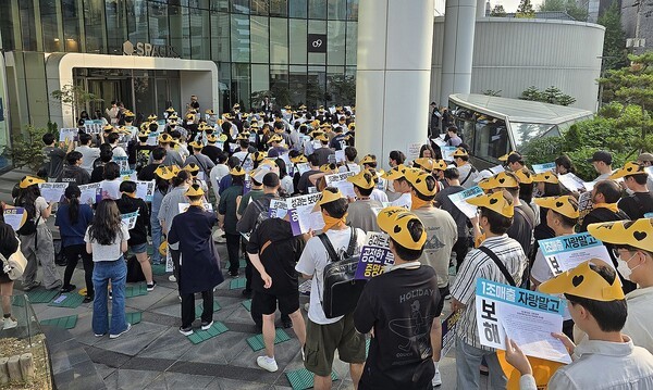 지난 18일 집결한 넥슨 자회사 네오플 노동조합 조합원들 / 사진= 연합뉴스