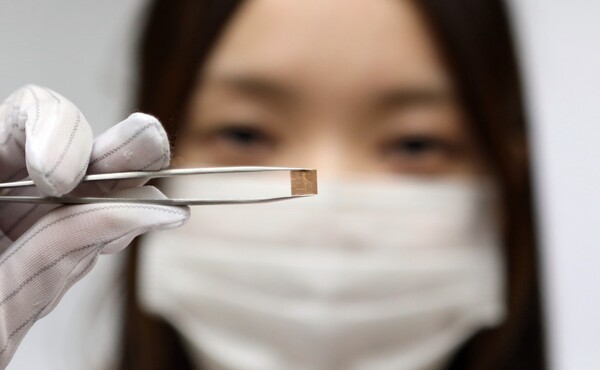 LG이노텍 직원이 코퍼 포스트(Cu-Post) 기술을 적용한 RF-SiP 기판을 선보이고 있다. /사진=LG이노텍