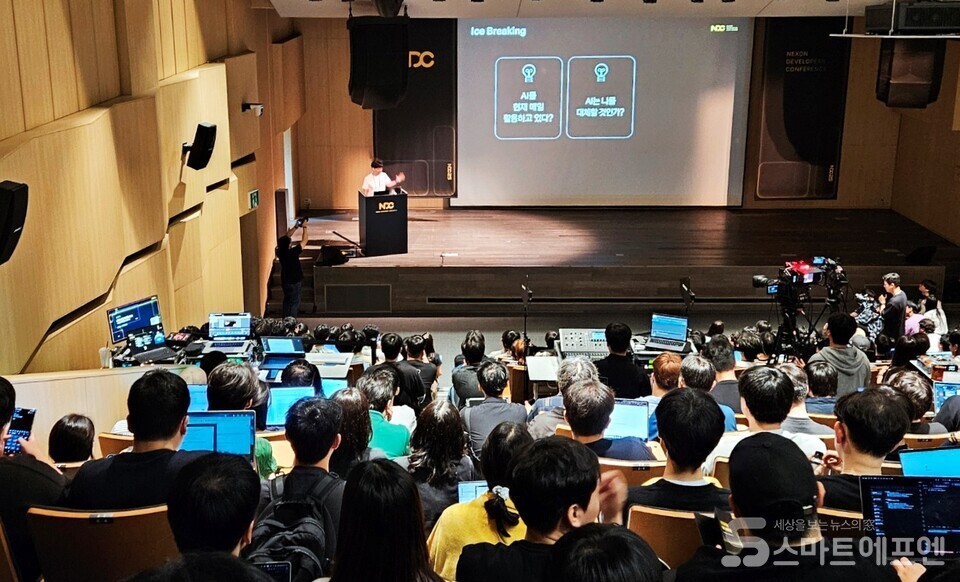 염의준 엑소게임즈 대표가 NDC25에서 강연을 하고 있다. /사진=양대규 기자