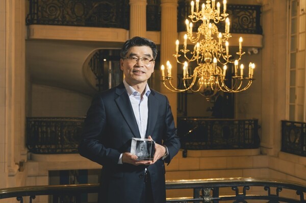 기아 송호성 사장이 영국 자동차 전문지 오토카가 주관하는 ‘2025 오토카 어워즈’에서 이시고니스 트로피를 수상했다. / 사진=기아