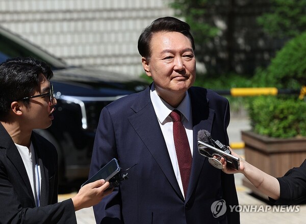 윤석열 전 대통령이 지난 23일 서울 서초구 서울중앙지방법원에서 열린 내란 우두머리 혐의·직권남용 권리행사 방해 혐의 사건 8차 공판에 출석하고 있다./사진=연합뉴스